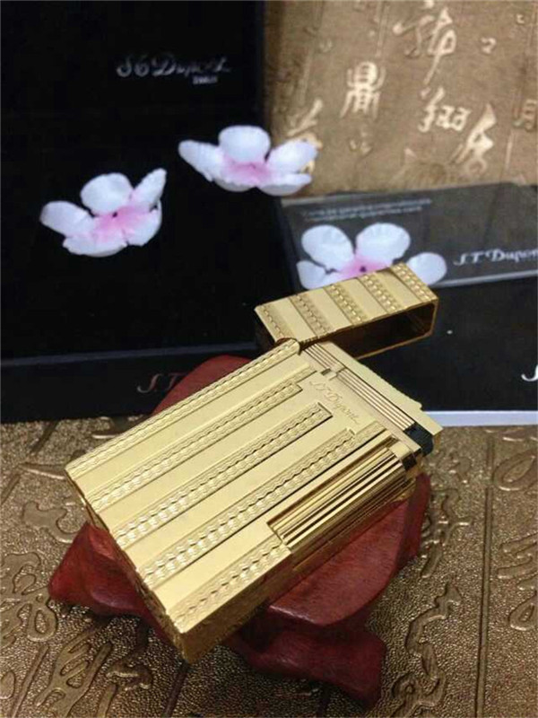 S.T Memorial D upont lighter Bright Sound! New In Box Serial number TH19 S.T Memorial D upont lighter Bright Sound! New In Box Serial number TH19